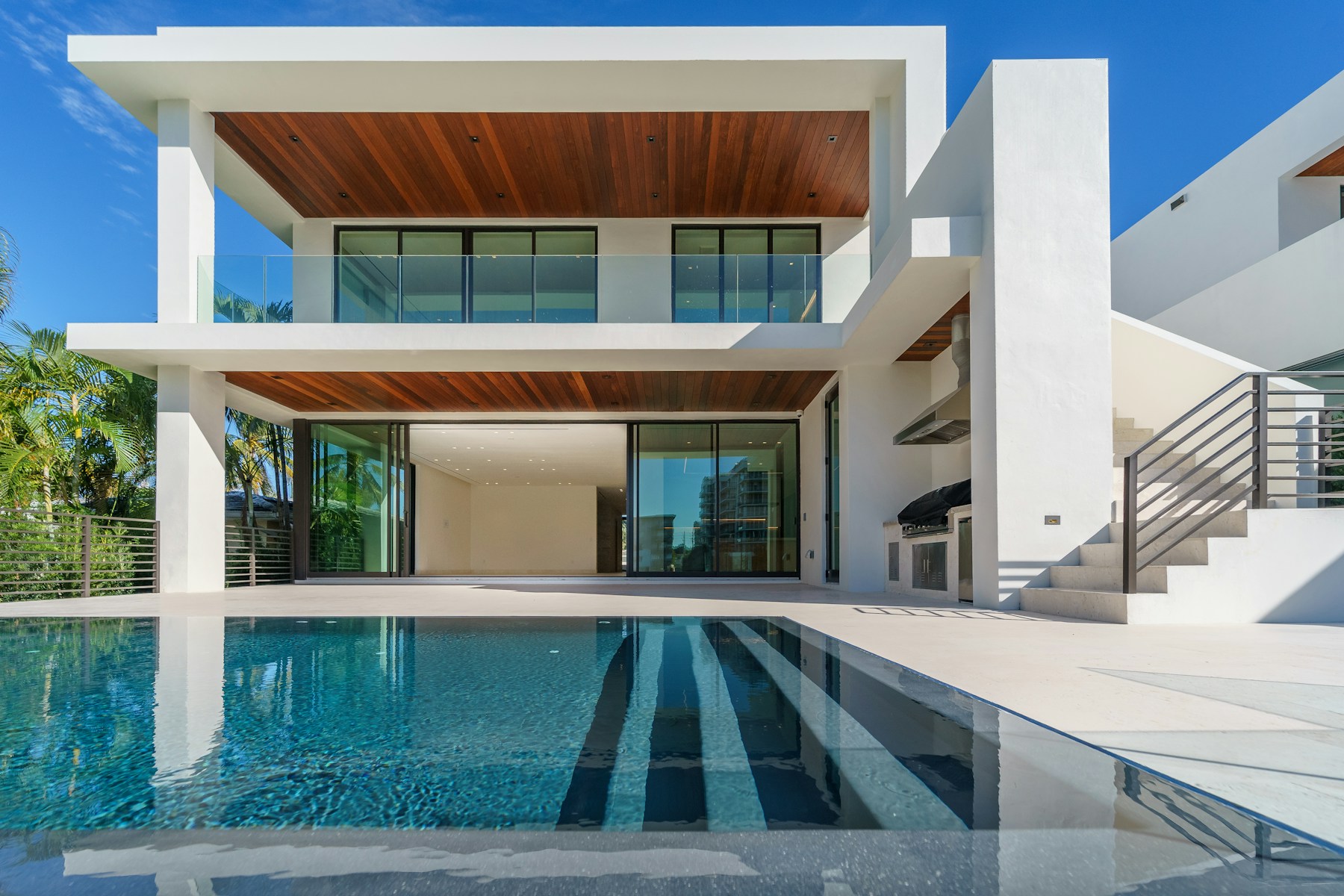 Arquitectura mediterránea contemporánea junto a una piscina